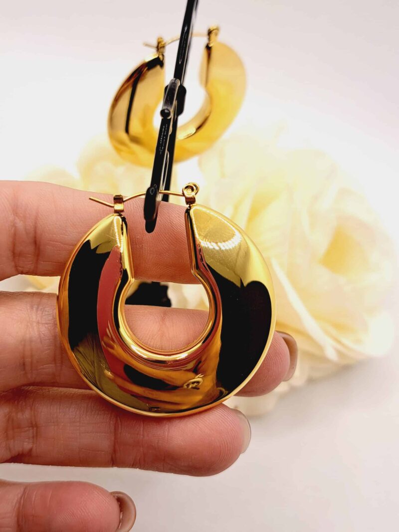 Créoles "Izis" en Acier Inoxydable Doré - Diamètre 4cm – Image 3