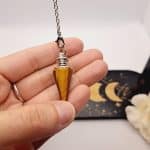 Pendule Œil de Tigre en pierre naturelle, chaîne acier inoxydable argenté