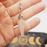 Pendule quartz rose en pierre naturelle avec chaîne en acier inoxydable argenté